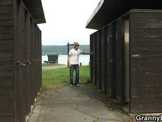 Oma, die schon eine Weile nicht mehr gefickt wurde, lässt sich von einem Teenager am Strand bumsen #9