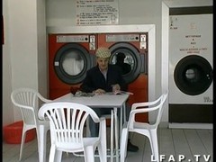 Junge Französin lässt sich im Waschsalon von zwei Kerlen in den Arsch ficken #1
