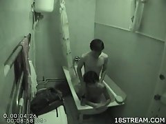Versteckte Kamera filmt ein junges Pärchen beim Ficken im Badezimmer #3