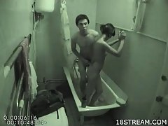 Versteckte Kamera filmt ein junges Pärchen beim Ficken im Badezimmer #4
