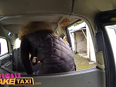 Sexy Taxifahrerin macht Liebe mit ihrem Kunden #1