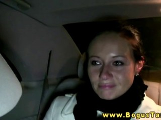 Attraktives Babe macht im Auto einen geilen Blowjob #11