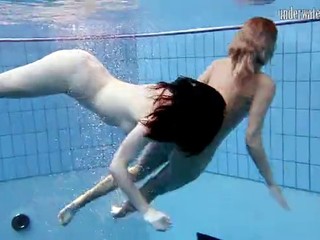 Nackte Andrea und Monica unter dem Wasser #24