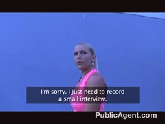 Entzückende russische  Blonde und ein Kerl die sie gerade getroffen hat, haben Sex in der Öffentlichkeit #1