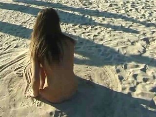 Scharfes Girl ist vollkommen nackt am Strand #13