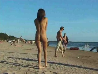 Scharfes Girl ist vollkommen nackt am Strand #16