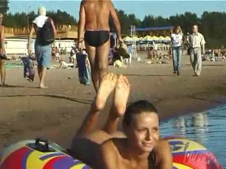 Scharfes Girl ist vollkommen nackt am Strand #20