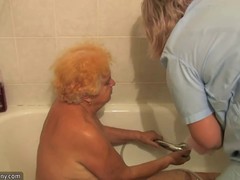 Unbeholfene Großmutter hat Sex mit zwei Pflegern nach dem Bad. #1