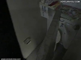 Versteckte Kamera ertappt ein versautes Girl auf dem Klo beim masturbieren #1