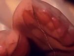 Geile Brünette in schwarzen Strümpfen fingert ihre Vagina #1