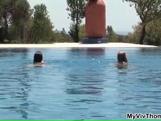 Zwei sexy Babes lassen es im Pool ordentlich krachen #18