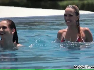 Zwei sexy Babes lassen es im Pool ordentlich krachen #20