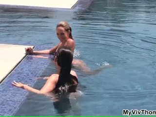 Zwei sexy Babes lassen es im Pool ordentlich krachen #24