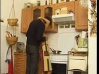 Dünne Hausfrau wird in der Küche hart genagelt #4