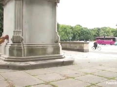 Eine rote Hündin wird in einem öffentlichen Park gefickt und Schreie der Lust