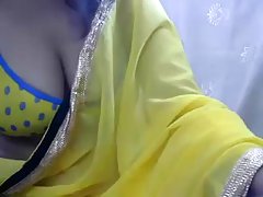Versaute Inderin entblößt ihre Möpse vor der Webcam #6