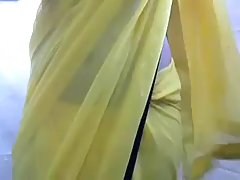 Versaute Inderin entblößt ihre Möpse vor der Webcam