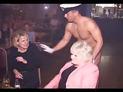 Britische Weiber blasen diesem Stripper bei einer Porno-Party #7
