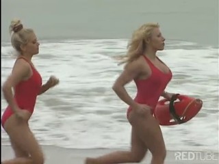 sexy heisse Mädchen, die als Rettungsschwimmer am Strand arbeiten haben Sex spät in der Nacht #1