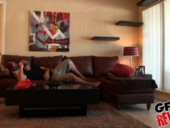 Aufgegeilter Typ hängt mit seiner Tussy auf der Couch herum #1