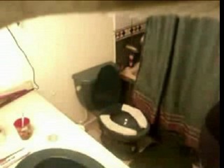 Eine versteckte Kamera im Badezimmer nimmt eine Sekretärin beim Berühren ihre Muschi #3