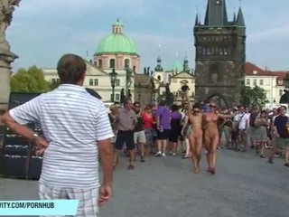 Die Schlampen Leonelle und Laura laufen nackt durch die Straßen von Prag #8