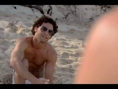 Junger Mann macht Liebe mit zwei Mädels auf dem Strand #1
