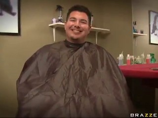 Ein Friseur macht einen schrecklichen Job und der Kerl hat zu bestrafen #1