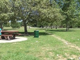 Reizendes Mädchen im blauen Kleid masturbiert auf der Bank, in einem lokalen Park, während des Tages #15