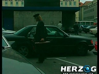Sexy bewegt die Finger in die Muschi behaart und in der Nähe der Blick aus Fenster #14