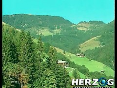 Sexy bewegt die Finger in die Muschi behaart und in der Nähe der Blick aus Fenster #3