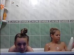 Russische Lesben haben Spaß im Bad #1