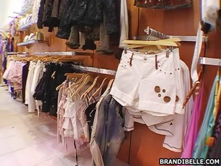 Brandi Belle hat viel Spaß in der Umkleidekabine in einem lokalen Bekleidungsgeschäft #2
