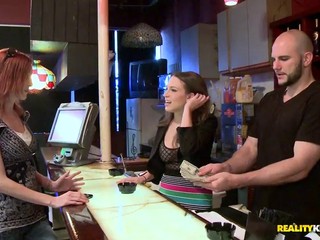 Einer heißen Barkeeperin und ihrer Freundin eine Menge Geld bezahlen, um ihre Titten herauszuholen #4