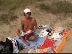 Reife Sonnenanbeterin masturbiert und saugt am Strand. #1