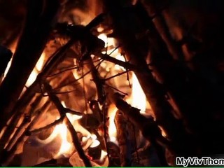 Zwei heiße Brünetten machen einen Feuer im Wald #14