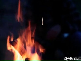 Zwei heiße Brünetten machen einen Feuer im Wald #17