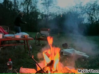 Zwei heiße Brünetten machen einen Feuer im Wald #19