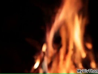 Zwei heiße Brünetten machen einen Feuer im Wald #21
