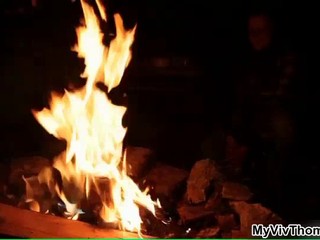 Zwei heiße Brünetten machen einen Feuer im Wald #23
