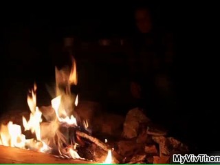 Zwei heiße Brünetten machen einen Feuer im Wald #24