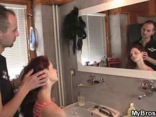 Tabulose Schlampe betrügt ihren Freund mit einem Friseur #4