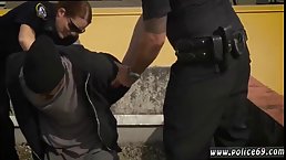 Zwei Polizistinnen kümmern sich um einen schwarzen Schwanz