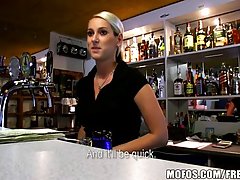 Blonde Kellnerin wird bei der Arbeit hart gefickt #1