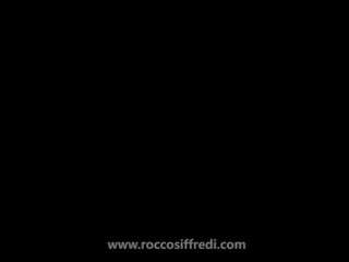 Sexsüchtiger Rocco Siffredi knallt eine schlanke Brünette in jeder Position #1