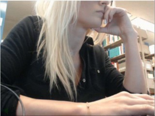 Eine blonde Nerd der Bibliothek ist sehr schmutzig vor der Webcam #18