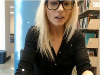 Eine blonde Nerd der Bibliothek ist sehr schmutzig vor der Webcam #25