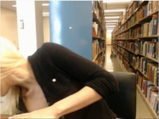 Eine blonde Nerd der Bibliothek ist sehr schmutzig vor der Webcam #8