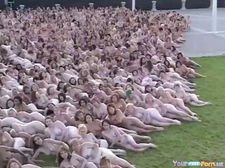 Nackte Mädels demonstrieren ihre Körper in der Öffentlichkeit #16