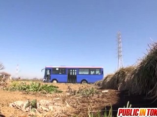 Asiatisches offica Mädchen wird immer auf dem Weg nach Hause genommen, vor vielen Menschen #2